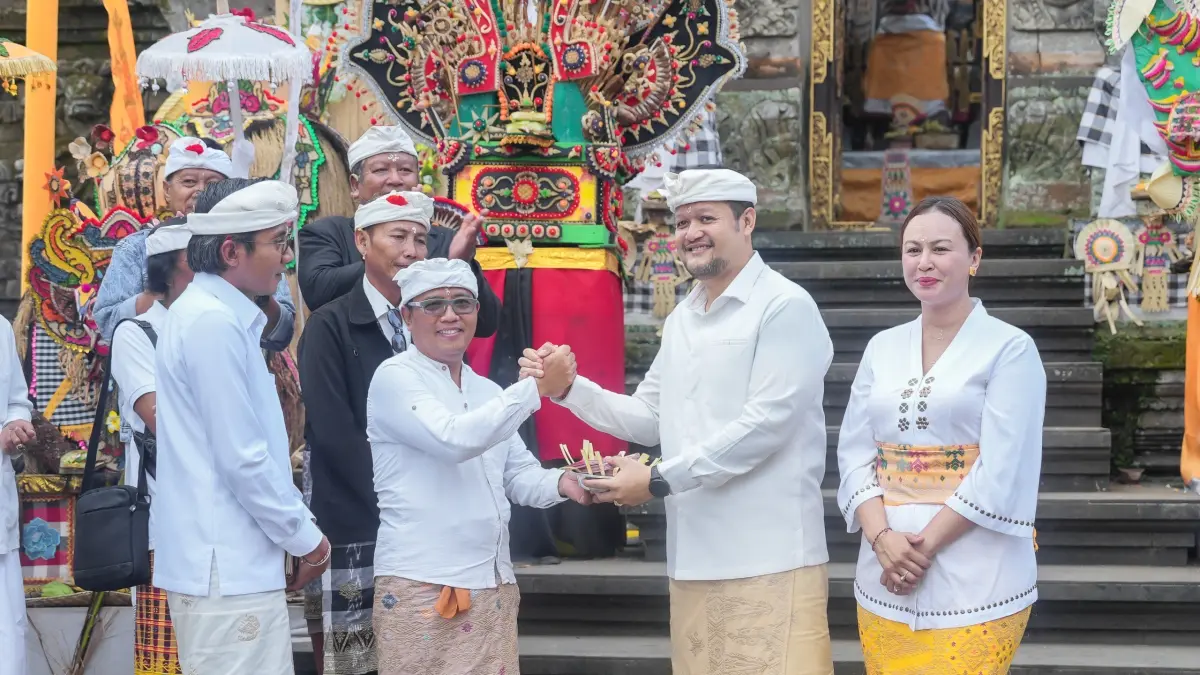 Wabup Bagus Alit Sucipta didampingi Ketua WHDI Badung Nyonya Yunita Alit Sucipta saat menghadiri persembahyangan Bhakti Penganyar di Pura Dalem Desa Adat Sempidi, Kecamatan Mengwi, Rabu (15/7). (PROKOMPIM SETDA BADUNG)