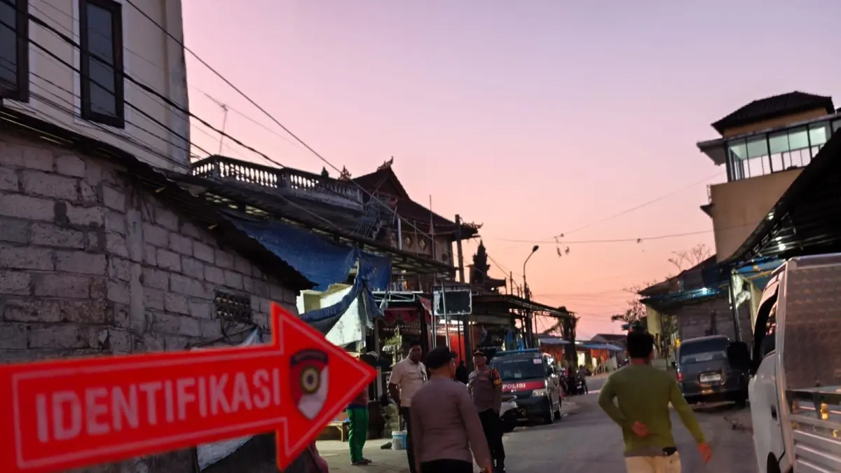 Aparat melakukan olah TKP dugaan pengeroyokan di Jalan Mahoni Nomor 17, Semarapura Kelod, Klungkung, Selasa (14/7/2026). (Ist)

&nbsp;