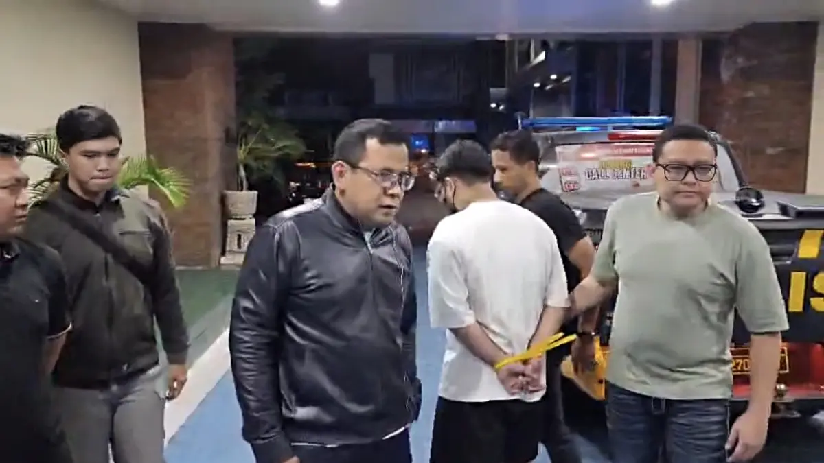 Kapolresta Denpasar Kombespol Leonardo David Simatupang (jaket hitam) membeberkan penangkapan WNA Singapura yang tega habisi kekasihnya di Pedungan. (Bali Express/Istimewa)