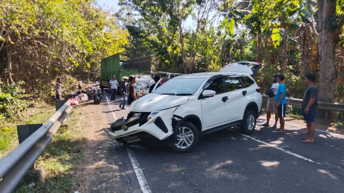 Mobil Daihatsu Terios usai bertabrakan dengan truk trailer di Jalan Nasional Denpasar–Gilimanuk Desa Pekutatan, Selasa (14/7/2026). (ist)
