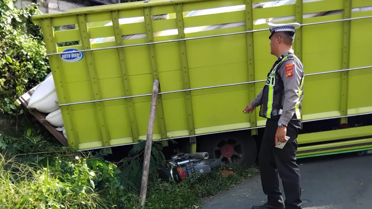 Sepeda motor ditabrak truk muat jagung ngatrek di Desa Undisan, Kecamatan Tembuku, Bangli, Rabu (15/7/2026) (ist)