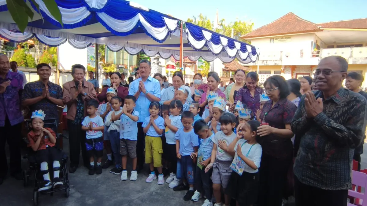 Wabup Buleleng, Gede Supriatna saat menghadiri kegiatan Masa Pengenalan Lingkungan Widyalaya (MPLW) di Yayasan Saraswati Singaraja, Rabu (15/7)