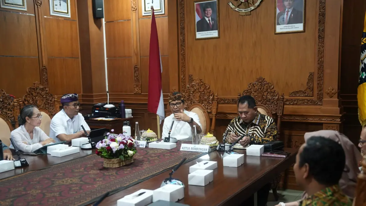 KUNJUNGAN: Bupati Adi Arnawa menerima kunjungan kerja rombongan Dosen Fakultas Hukum Universitas Diponegoro Semarang di Ruang Nayaka I, Puspem Badung, Kamis (16/7).

