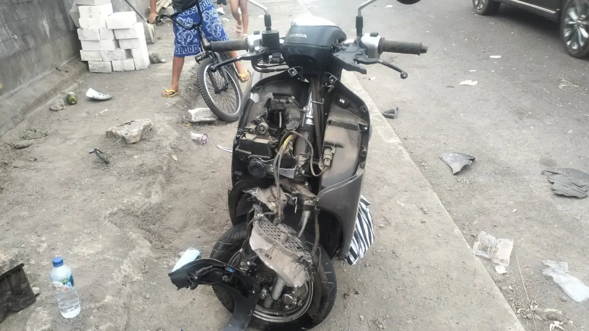 Honda Scoopy DK 2301 PY ringsek setelah terlibat kecelakaan di jalur utama Kintamani, wilayah Desa Batur, Kecamatan Kintamani, Bangli, Jumat (17/7/2026). (ist)