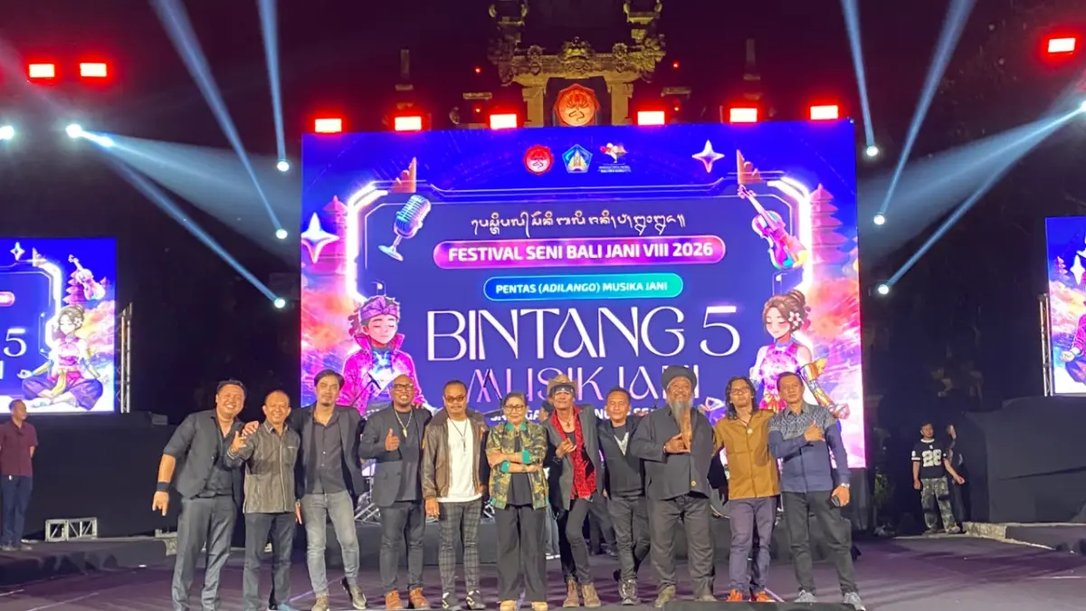 Musisi Bali tampil memukau dalam rangkaian Festival Seni Bali Jani (FSBJ) 2026 di Art Centre, Denpasar, Sabtu (18/7/2026). Penampilan tersebut disaksikan langsung oleh Ketua Dekranasda Provinsi Bali, Putri Suastini Koster, yang hadir memberikan dukungan terhadap perkembangan seni dan kreativitas para seniman Bali. (ist)