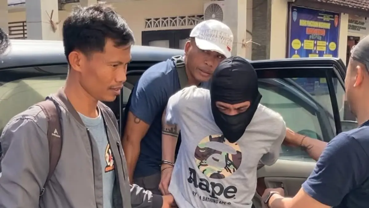 Pria berinisial ANPP, pelaku pembunuhan Pak Man Colik digiring polisi, Jumat (18/7/2026). (Adi Prabawa/Bali Express)

&nbsp;