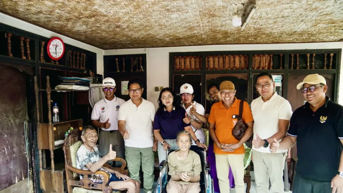 Bupati Adi Arnawa bersama Ketua K3S Badung, Nyonya Rasniathi Adi Arnawa mengunjungi warga penyandang disabilitas dan bedridden di Banjar Pasekan, Desa Abianbase, Kecamatan Mengwi, Minggu (19/7). (PROKOMPIM SETDA BADUNG)