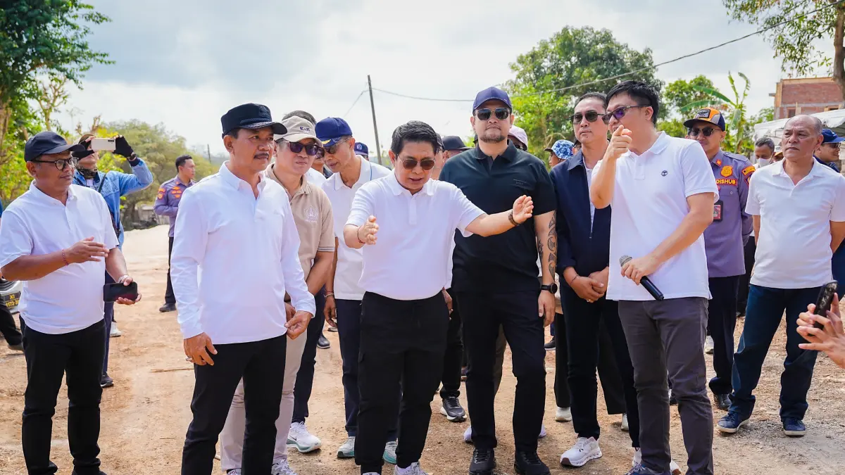 Bupati Adi Arnawa bersama Wabup Bagus Alit Sucipta meninjau Proyek Jalan Lingkar Barat di Kecamatan Kuta Selatan, Kuta dan Kuta Utara, Sabtu (18/7). (PROKOMPIM SETDA BADUNG)