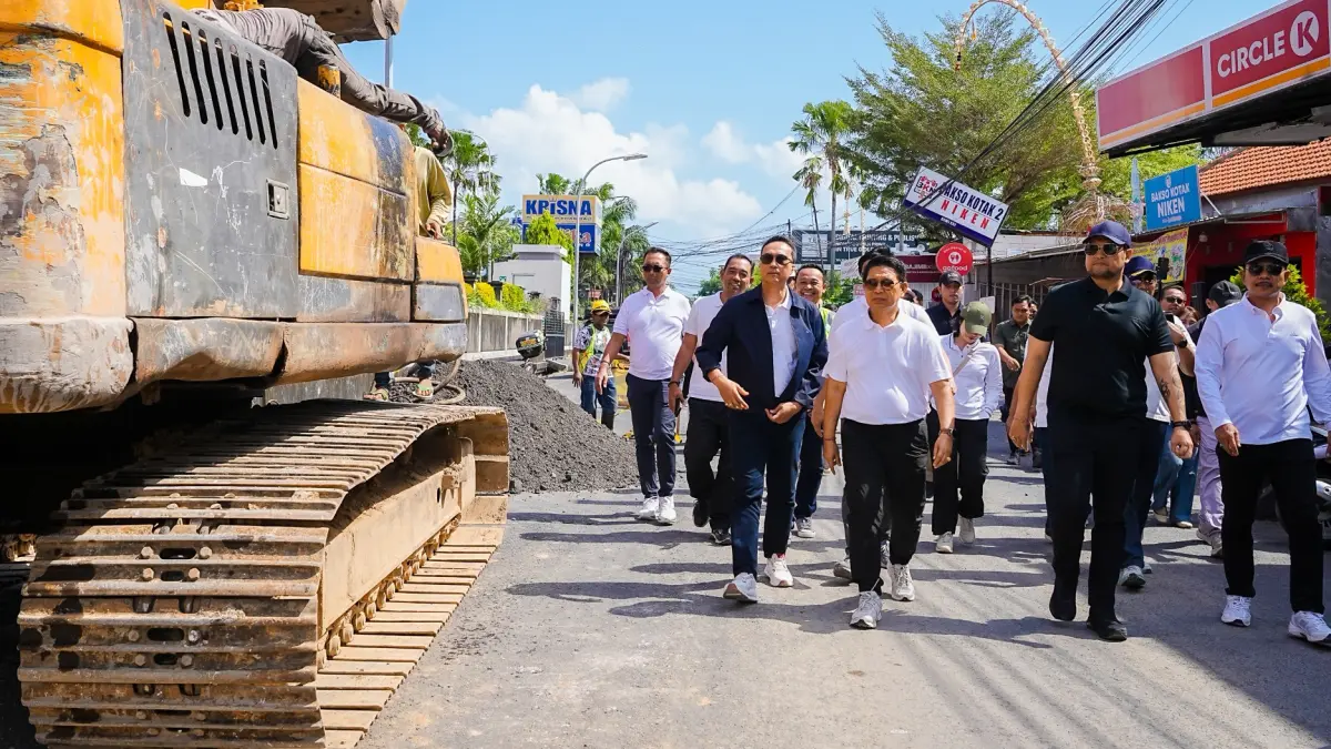 Bupati Adi Arnawa bersama Wabup Bagus Alit Sucipta saat meninjau proyek strategis Pengendali Banjir di wilayah Kecamatan Kuta, Sabtu, (18/7). (PROKOMPIM SETDA BADUNG)