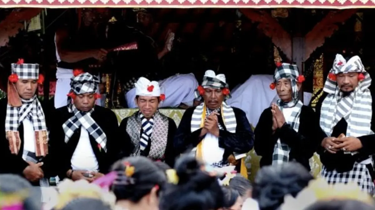 Busana Pemangku di Pura Agung Petilan Kesiman saat Ngerebong (ist)