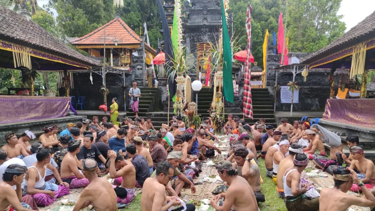 Krama lanang saat megibung di areal jeroan Pura Desa Adat Pumahan, Kecamatan Sukasada beberapa waktu lalu (I Putu Mardika/Bali Express)