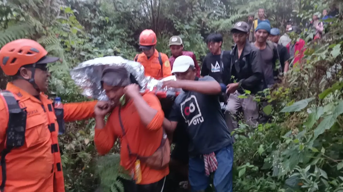 Tim SAR melakukan evakuasi salah satu pendaki pingsan di Gunung Agung, Sabtu (18/7/2026). (Kantor Pencarian dan Pertolongan Denpasar)