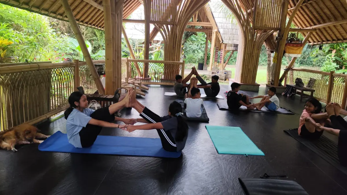 YOGA : Pelaksanaan yoga di Pasraman Budi Pekerti Bali Prawerti Nawasena di Desa Adat Belega, Kecamatan Blahbatuh.&nbsp;