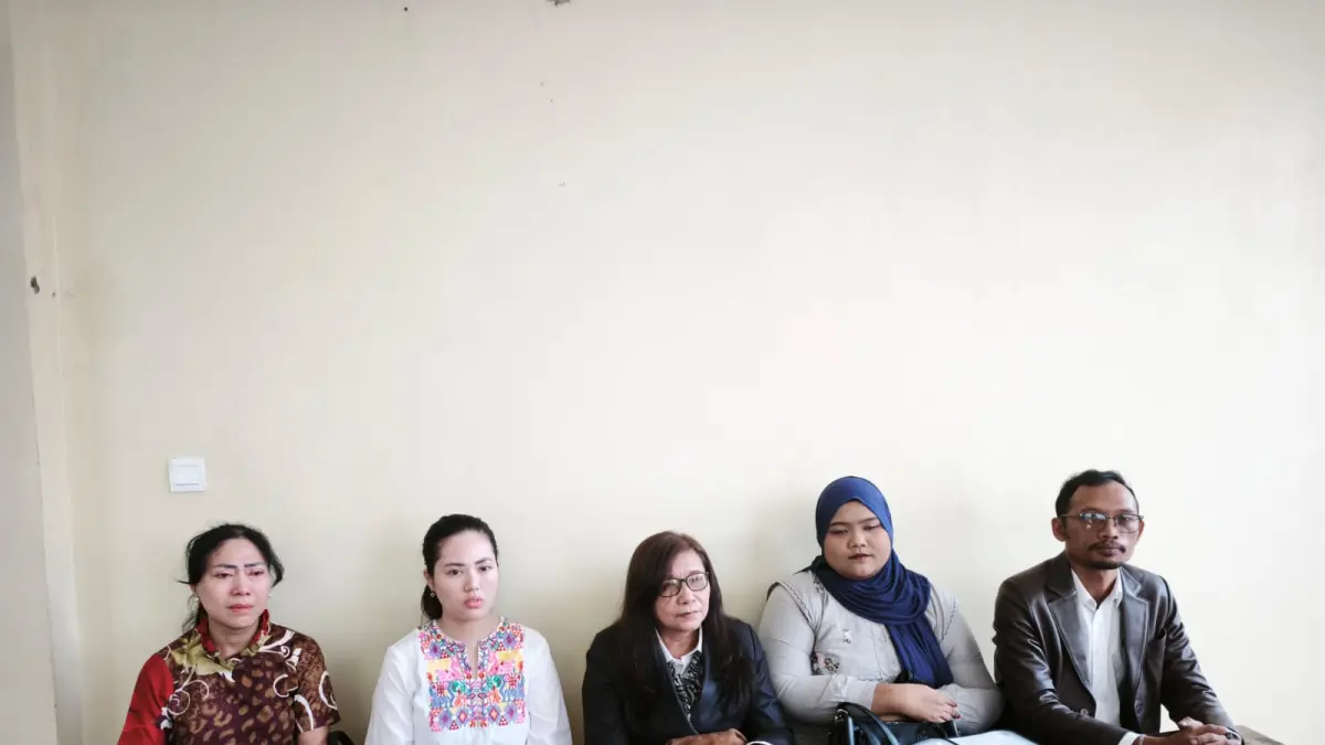 Karina Chandra (dua dari kiri) dan ibunya Liem Jen Lie (paling kiri), didampingi Kuasa Hukim Siti Sapura alias Ipung (tengah) bersama Horasman Diando Suradi (paling kanan). (Bali Express/I Gede Paramasutha)
