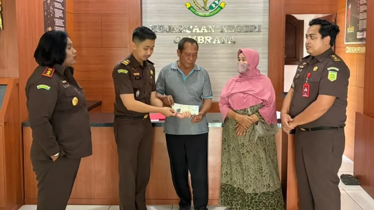 Kepala Kejaksaan Negeri Jembrana, Salomina Meyke Saliama menyerahkan SKP2 berdasarkan restorative justice kepada tersangka kasus pencurian di Kejaksaan Negeri Jembrana, Senin (20/7/2026). (Ist)