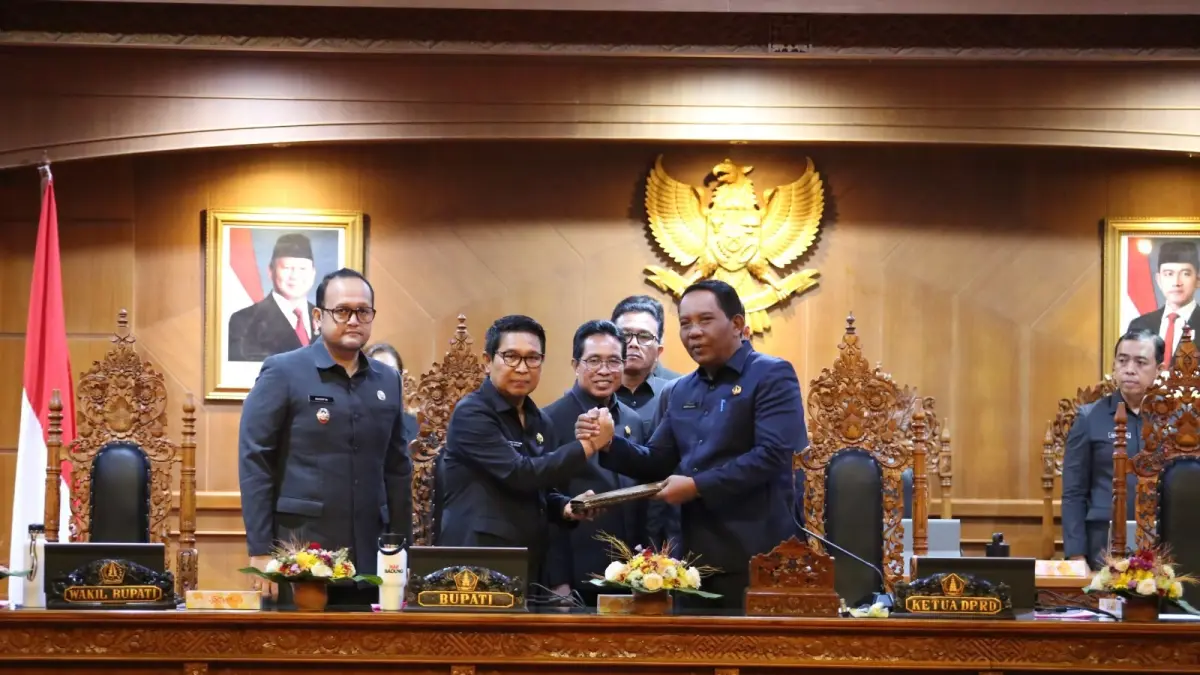 DPRD Badung saat memberikan persetujuan atas Ranperda Pertanggungjawaban APBD 2025 dalam rapat paripurna, Selasa (21/7). (Humas DPRD Badung)