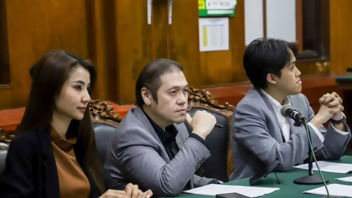 Ahli akuntansi keuangan dari Universitas Airlangga, Prof. Zaenal Fanani, saat memberikan keterangan sebagai ahli dalam sidang gugatan PT Java Fortis Corporindo terhadap mantan direkturnya, Nany Widjaja, di Pengadilan Negeri Surabaya.