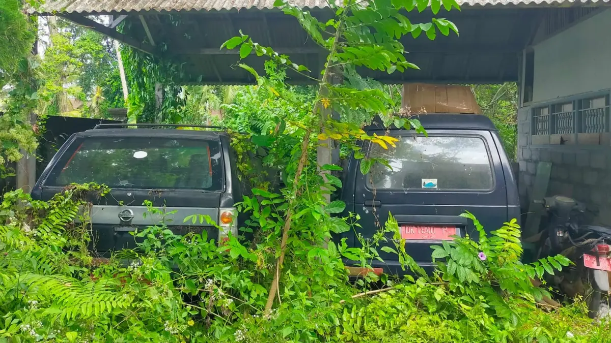 Dua unit mobil dan satu motor teronggok di Eks Kantor Disparbud Bangli. (I Made Mertawan/Bali Express)