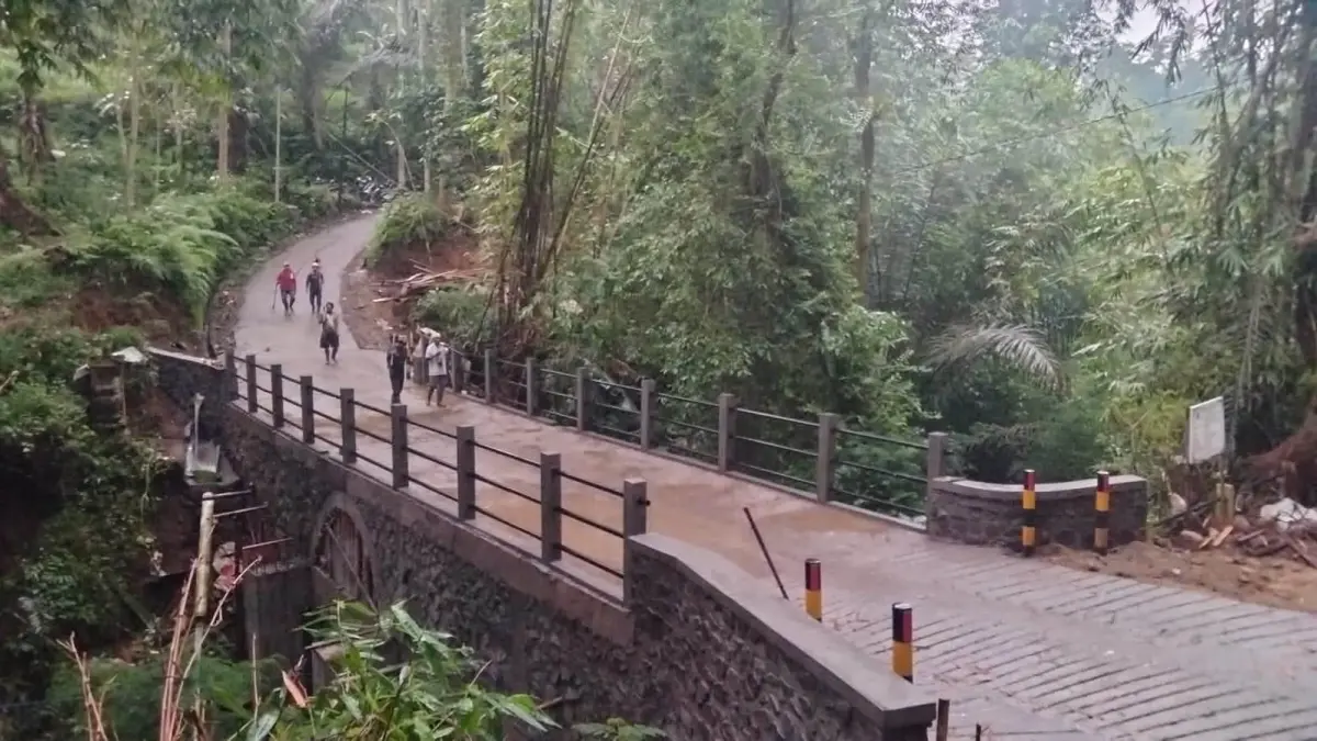 JEMBATAN : Jembatan penghubung Desa Alas Pujung dengan Desa Puakan, Desa Taro, Kecamatan Tegallalang.&nbsp;