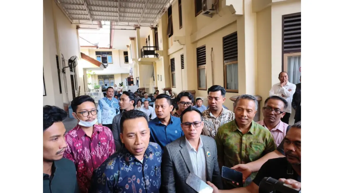 Koordinator Solidaritas Jurnalis Bali (SJB), I Made "Ariel" Suardana bersama tim hukum menyampaikan akan all out mendampingi media yang digugat oleh Advokat Togar Situmorang. (Bali Express/I Gede Paramasutha)