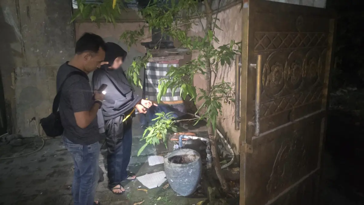 Pelaku penganiaya brutal di Benoa menunjukan lokasi barang bukti di tempat kejadian perkara (TKP). (Bali Express/Istimewa)