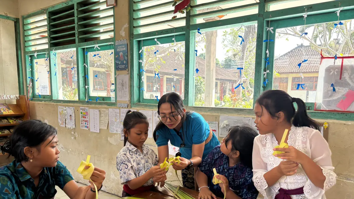 UPAKARA : Praktek pembuatan sarana upakara kepada anak-anak di Desa Adat Gentong, Tegallalang.&nbsp;