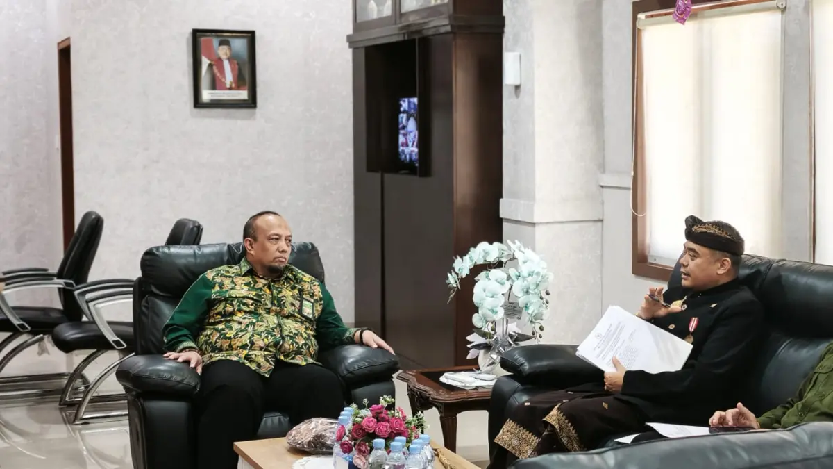 Ketua PN Denpasar, Dr. Iman Luqmanul Hakim (kiri) dan Anggota DPD RI Dapil Bali, Dr. Shri I Gusti Ngurah Arya Wedakarna Mahendradatta Wedasteraputra Suyasa III (AWK) dalam pertemuan di PN Denpasar, Jumat (24/7). (Bali Express/I Gede Paramasutha)