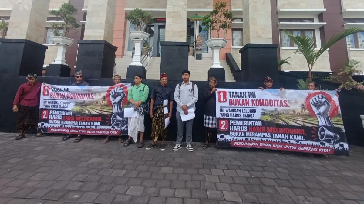 LAHAN : Lima pemilik lahan di Desa Bakbakan, Kecamatan Gianyar, mendatangi Pengadilan Negeri (PN) Gianyar, Jumat (24/7),