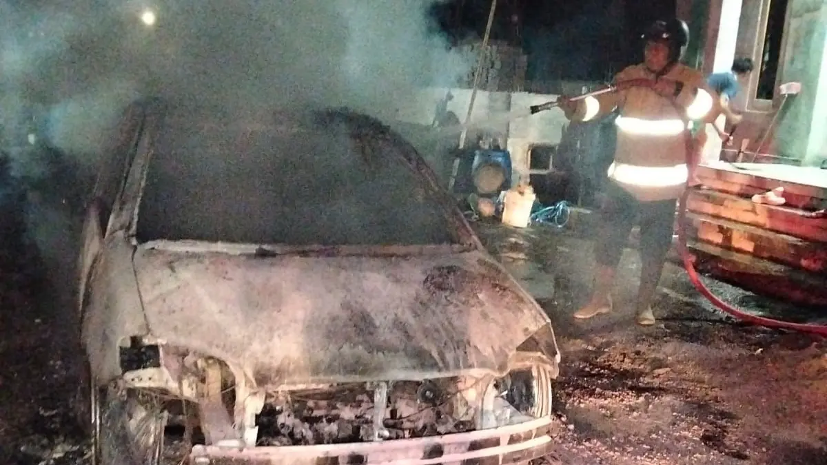 Pemadaman api pada mobil yang terbakar akibat korsleting listrik di Buleleng. (Ist)

&nbsp;