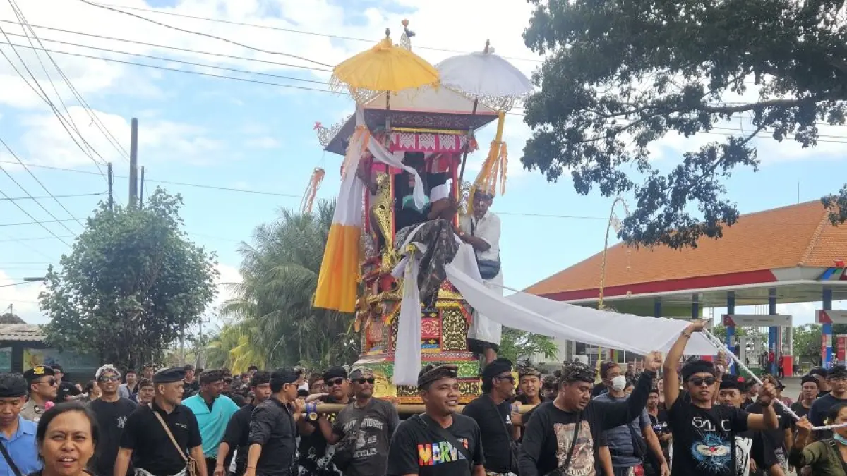 Prosesi upacara ngaben Pak Man Colik, Jumat (24/7/2026). (I Wayan Adi Prabawa/Bali Express)