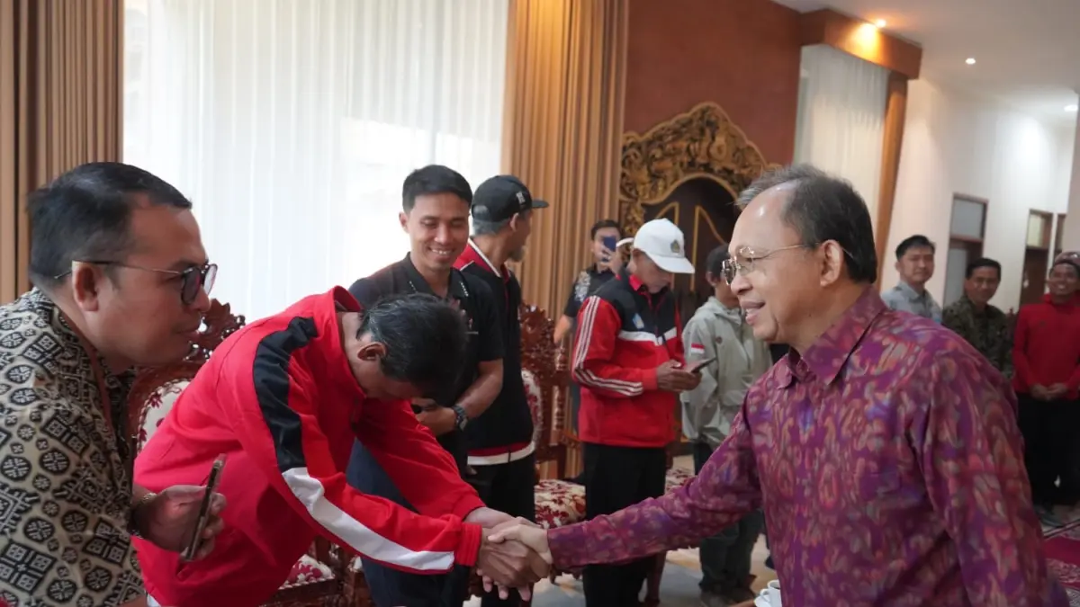 TARGET:&nbsp;Gubernur Bali&nbsp;saat menerima Ketua Pengurus Provinsi Federasi Panjat Tebing Indonesia (FPTI) Bali Putu Yudi Atmika di Jayasabha, Denpasar, Jumat (24/7)