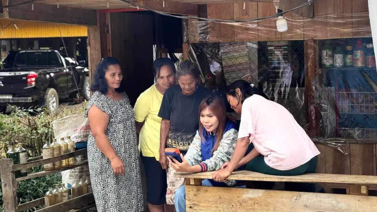 Elce Putri Bontong, seorang tenaga pemasar mikro BRI atau biasa disebut Mantri BRI yang bertugas di Unit Bolu, Rantepao, Toraja Utara, Sulawesi Selatan.