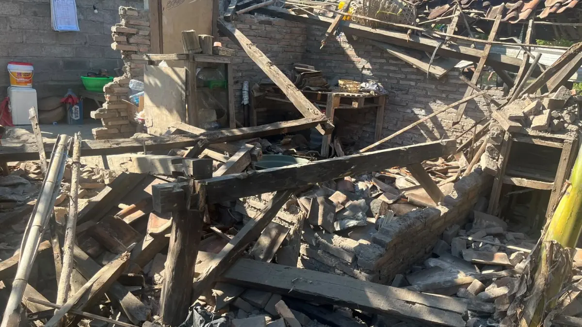Rumah warga di Banjar Dinas Laba Nangga, Desa Pangkung Paruk, Buleleng roboh setelah diterjang angin kencang pada Jumat (24/7/2026). (Ist)