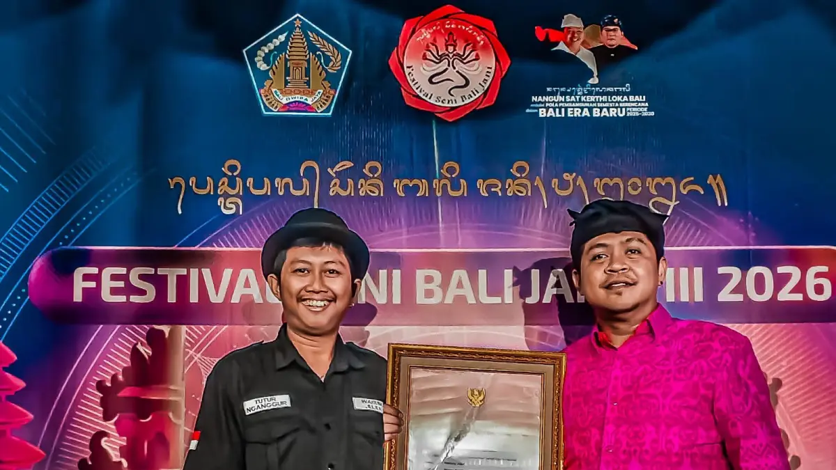De Ciply dan Tut Warta (kanan) usai menerima Tropy juara III dalam Lomba Film Pendek serangkaian Festival Bali Jani 2026 yang diserahkan pemprov Bali (ist)