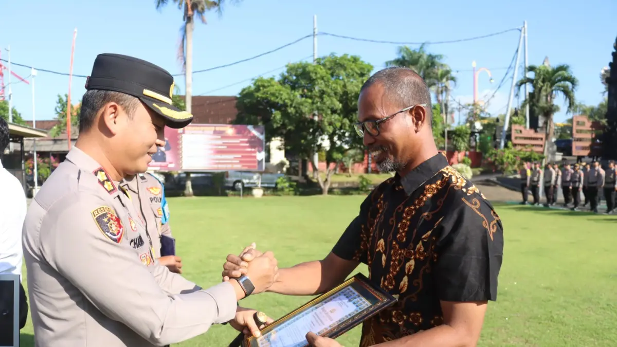 DINAMO : Pemilik Yangloni Dinamo, I Nyoman Ariawan menerima penghargaan dari Kapolres Gianyar.
