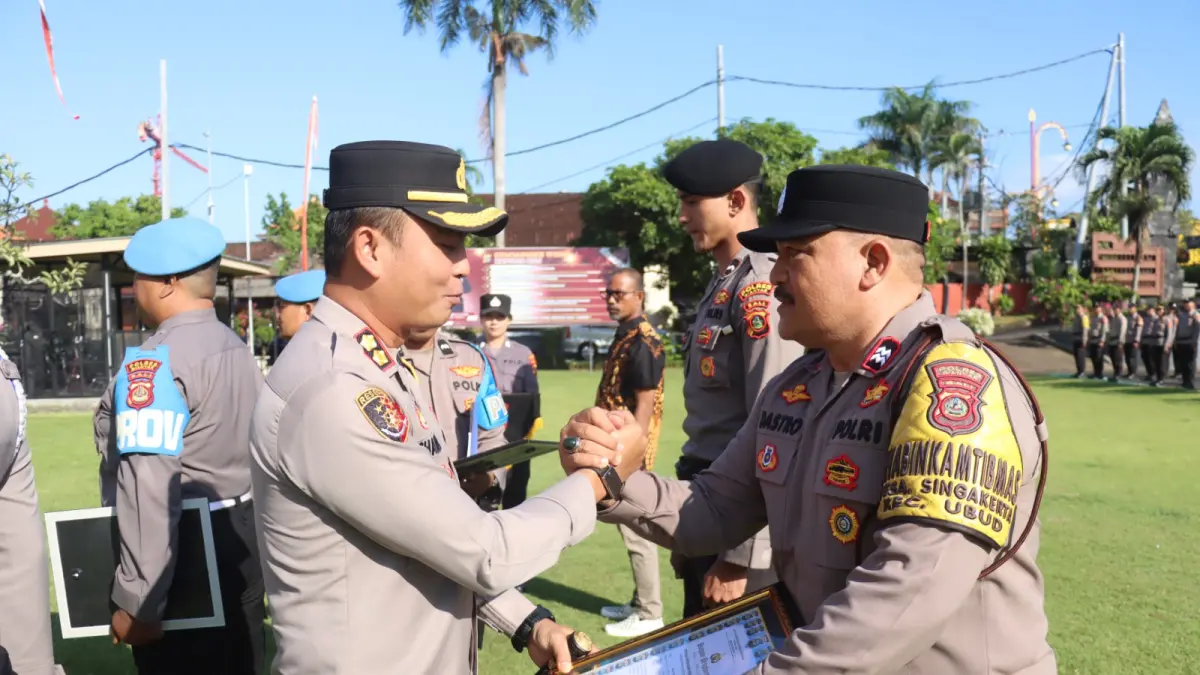 POLISI : Bhabinkamtibmas Desa Singakerta, Aiptu I Made Widastra, yang akrab dipanggil Dastro.&nbsp;