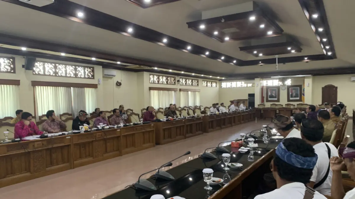 RAPAT:&nbsp;Rapat Dengar Pendapat (RDP) antara Komisi I DPRD Bali dan Himpunan Nelayan Seluruh Indonesia (HNSI) Provinsi Bali di Gedung DPRD Bali, Senin (27/7)