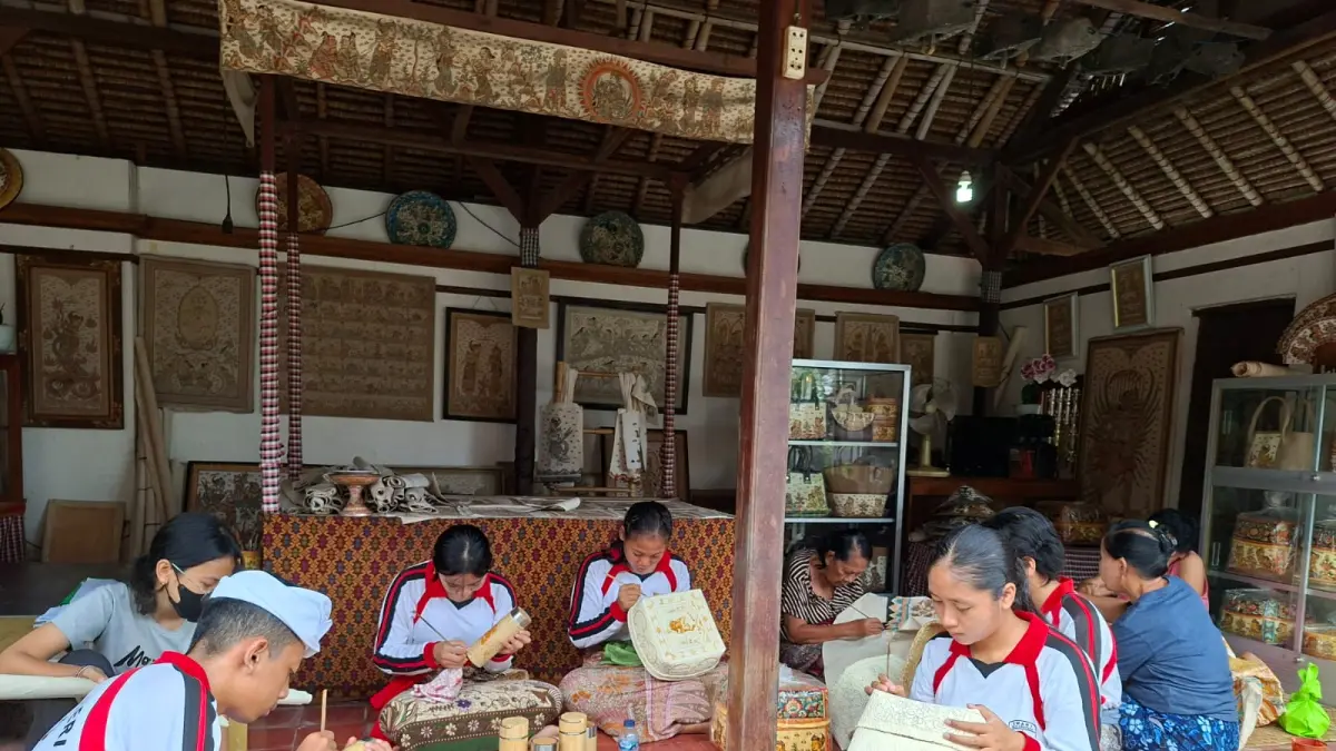 Siswa SMADARA belajar melukis wayang di Sanggar Wasundari Kamasan. (Bali Express/Istimewa)