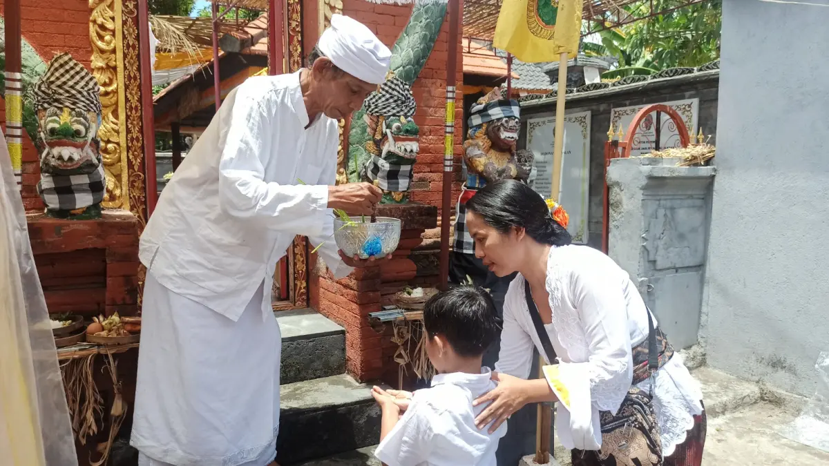 Suasana rangkaian upacara sapuh leger sebagai upaya membersihkan segala kekotoran agar menjadi manusia yang suci lahir bathin(ist)