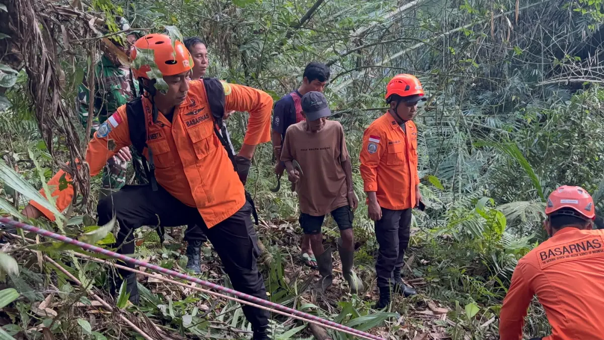 Tim SAR gabungan melakukan pencarian lansia di Desa Peninjoan, Kecamatan Tembuku, Bangli, Sabtu (25/7/2026) ist