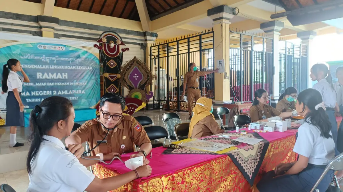 Dinas Kesehatan Karangasem melaksanakan CKG di SMAN 2 Amlapura, Senin (27/7/2026). (Ist)