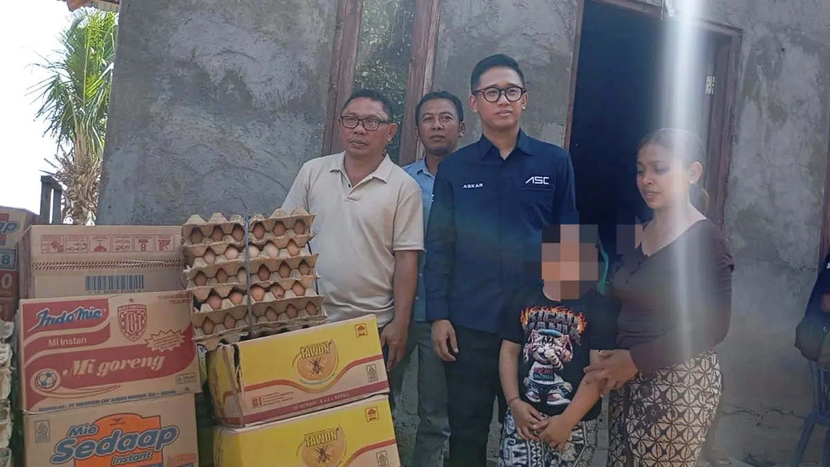 Keluarga korban saat menerima bantuan dari DPR RI Ahmad Sahroni. (Dian Suryantini/Bali Express)
