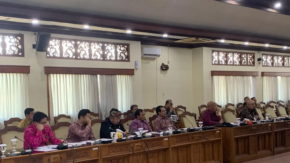 Rapat Dengar Pendapat (RDP) antara Komisi I DPRD Bali dan Himpunan Nelayan Seluruh Indonesia (HNSI) Provinsi Bali di Gedung DPRD Bali, Senin (27/7).