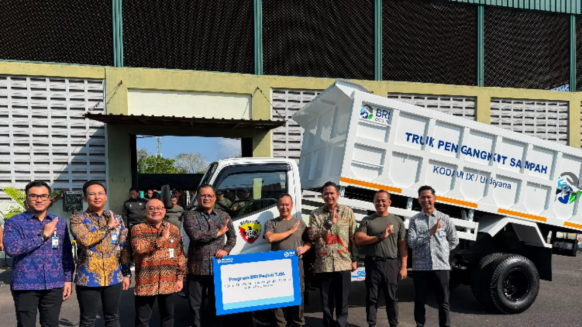 BRI Serahkan Bantuan 1 Unit Dump Truck kepada Kodam IX/Udayana 