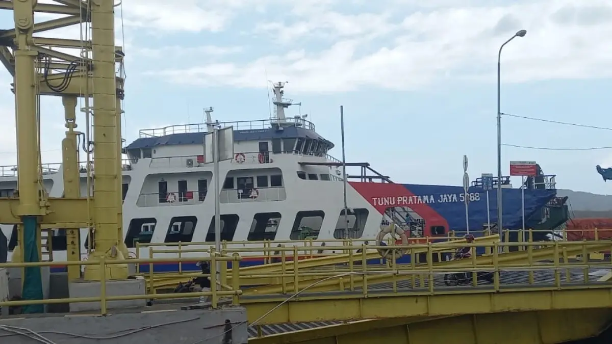 Cuaca buruk yang melanda perairan Selat Bali memaksa aktivitas penyeberangan lintas Gilimanuk–Ketapang dihentikan sementara pada Selasa (28/7/2026). (Ist)