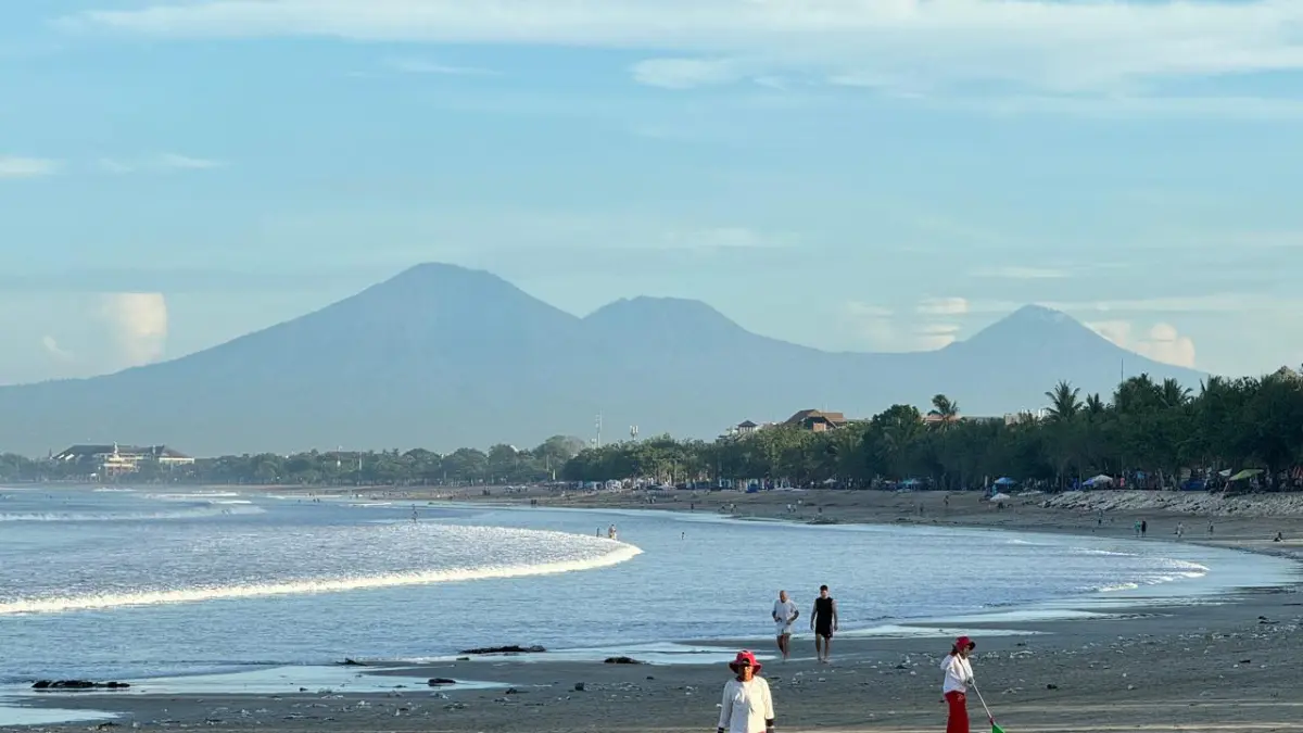 Kondisi Pantai Kuta yang telah bersih dari sampah kiriman. (Ist)