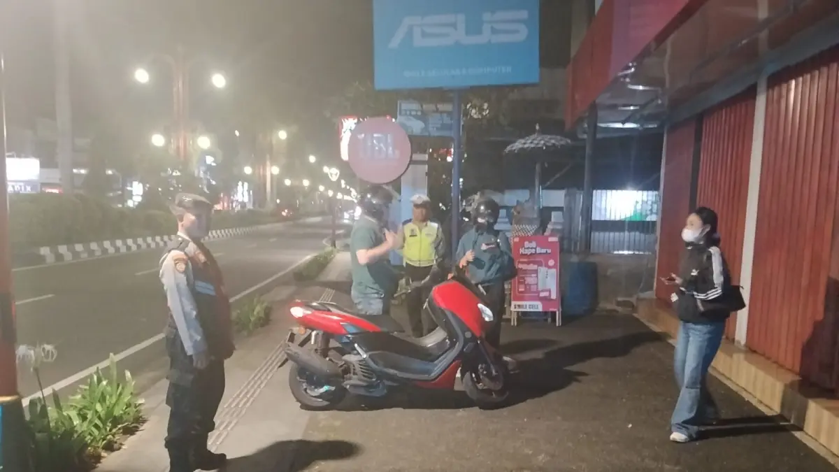PATROLI : Polsek Gianyar lakukan patroli jam rawan.&nbsp;