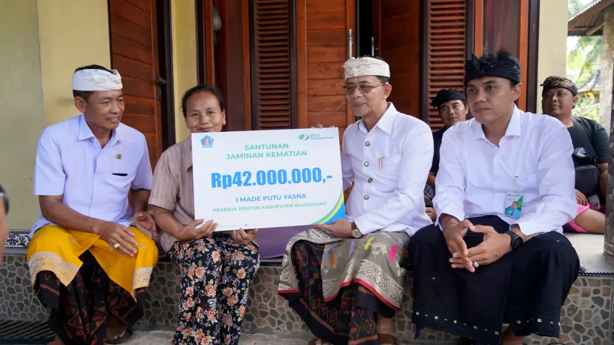 Pemerintah Kabupaten (Pemkab) Klungkung terus memperkuat komitmen nyata dalam memberikan perlindungan jaminan sosial ketenagakerjaan bagi masyarakat pekerja informal melalui Program BAPAK KEREN (Bantuan Perlindungan Pekerja Rentan)