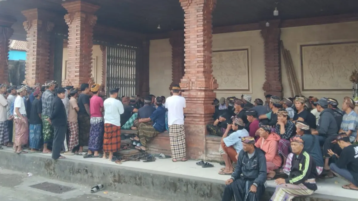Ratusan krama banjar Juwuk Legi menghadiri paruman di balai banjar, Selasa (28/7/2026). (Kusuma Yoni/Bali Express)