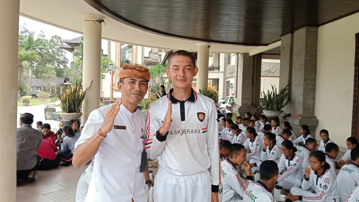 Anggota Paskibraka Badung berdarah Prancis, Elron Viknaron Triyu (kanan). (ist)